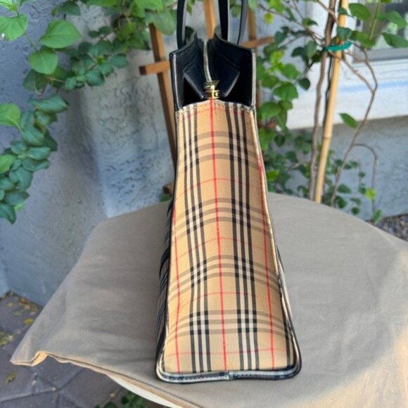 Burberry Large Link Zip 1983 Check Tote - Picture 10 of 14